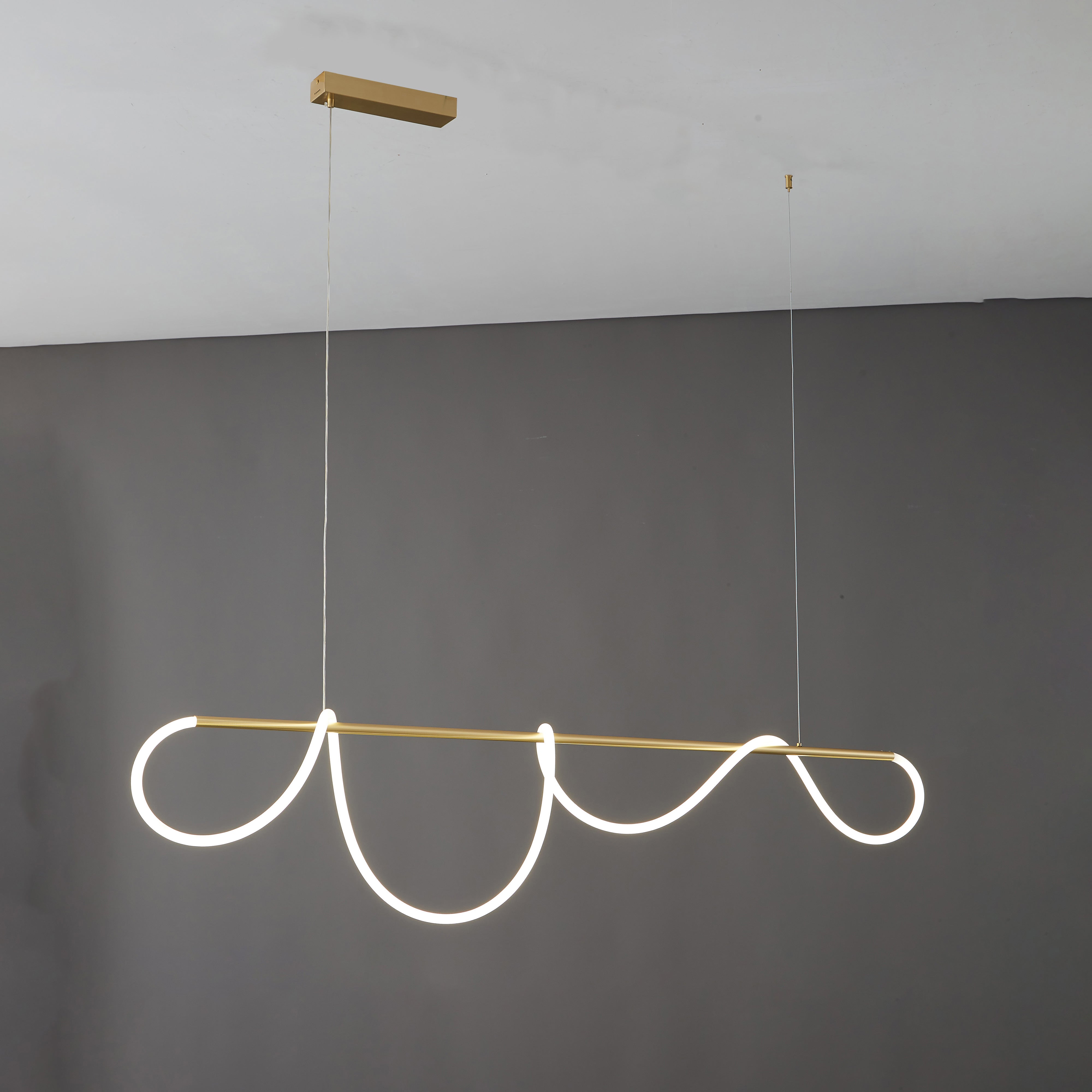 Moderne LED-Pendelleuchte mit Seilmuster
