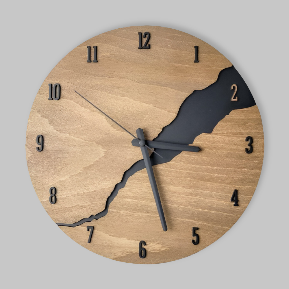 Rustikale Wanduhr aus Holz von Oakmere