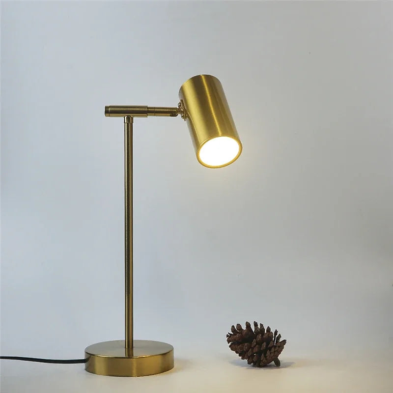 Moderne Tischleuchte mit goldenen Akzenten