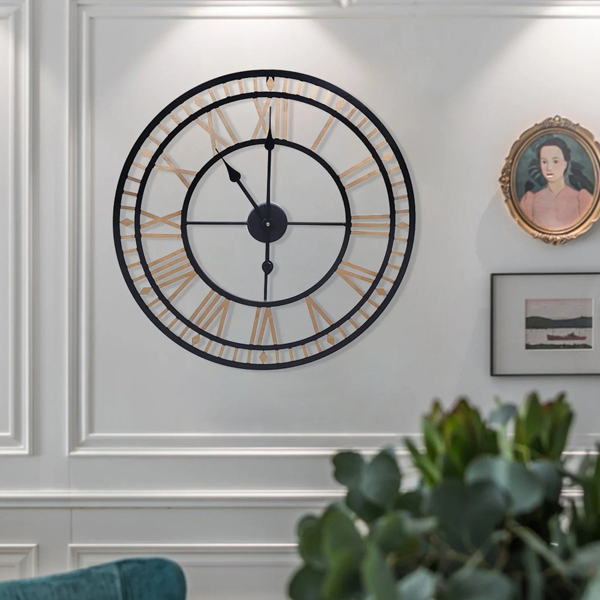 Moderne Wanduhr aus Goldmetall