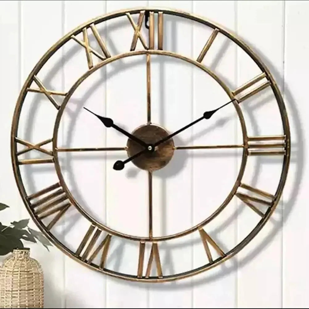Vintage-Wanduhr aus Metall mit römischen Ziffern