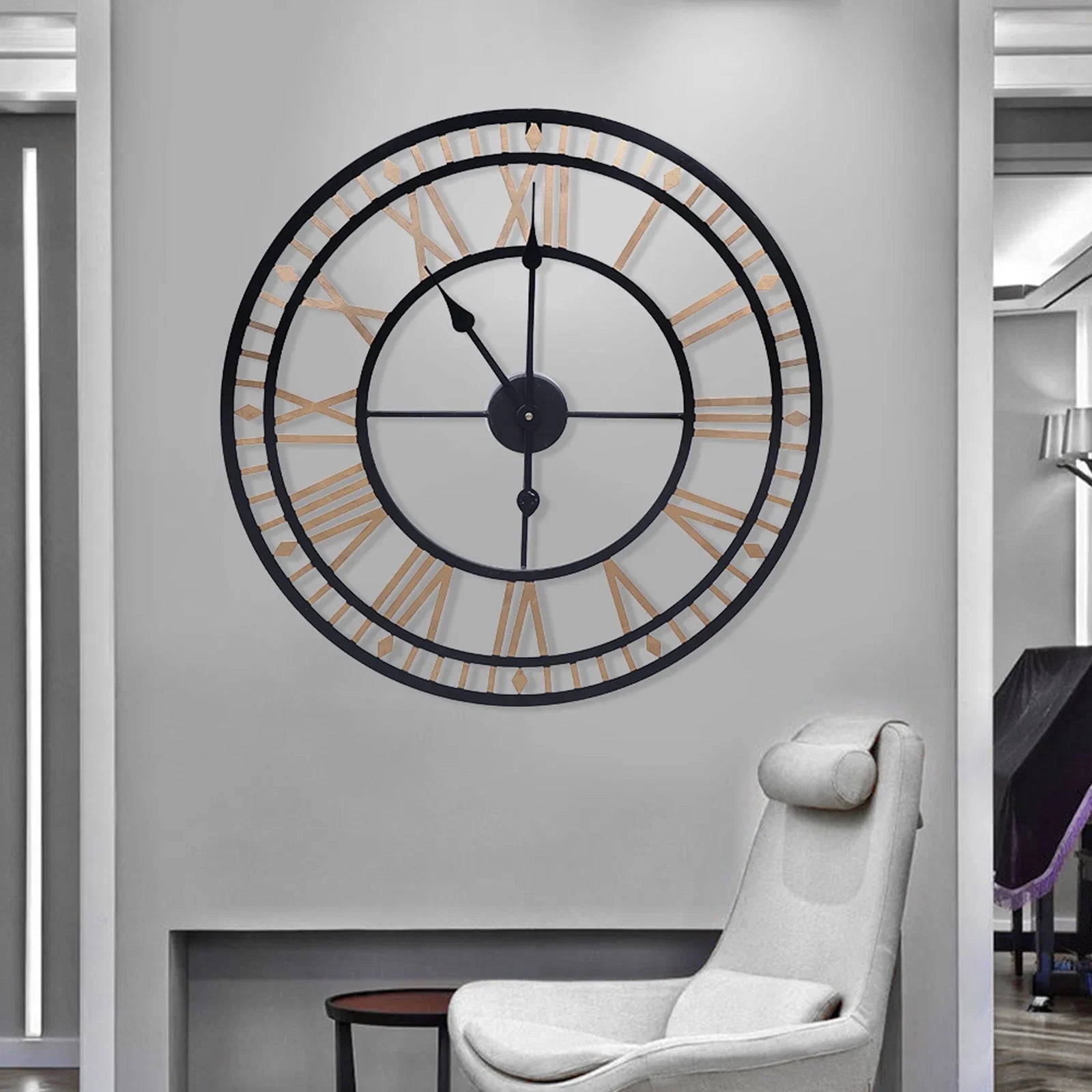 Moderne Wanduhr aus Goldmetall