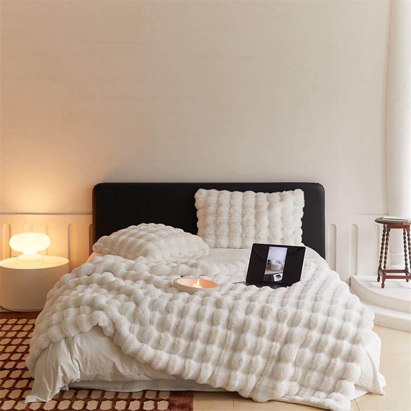 Kaninchenfell-Imitat Decke – Flauschig und Warm-Aster Selection