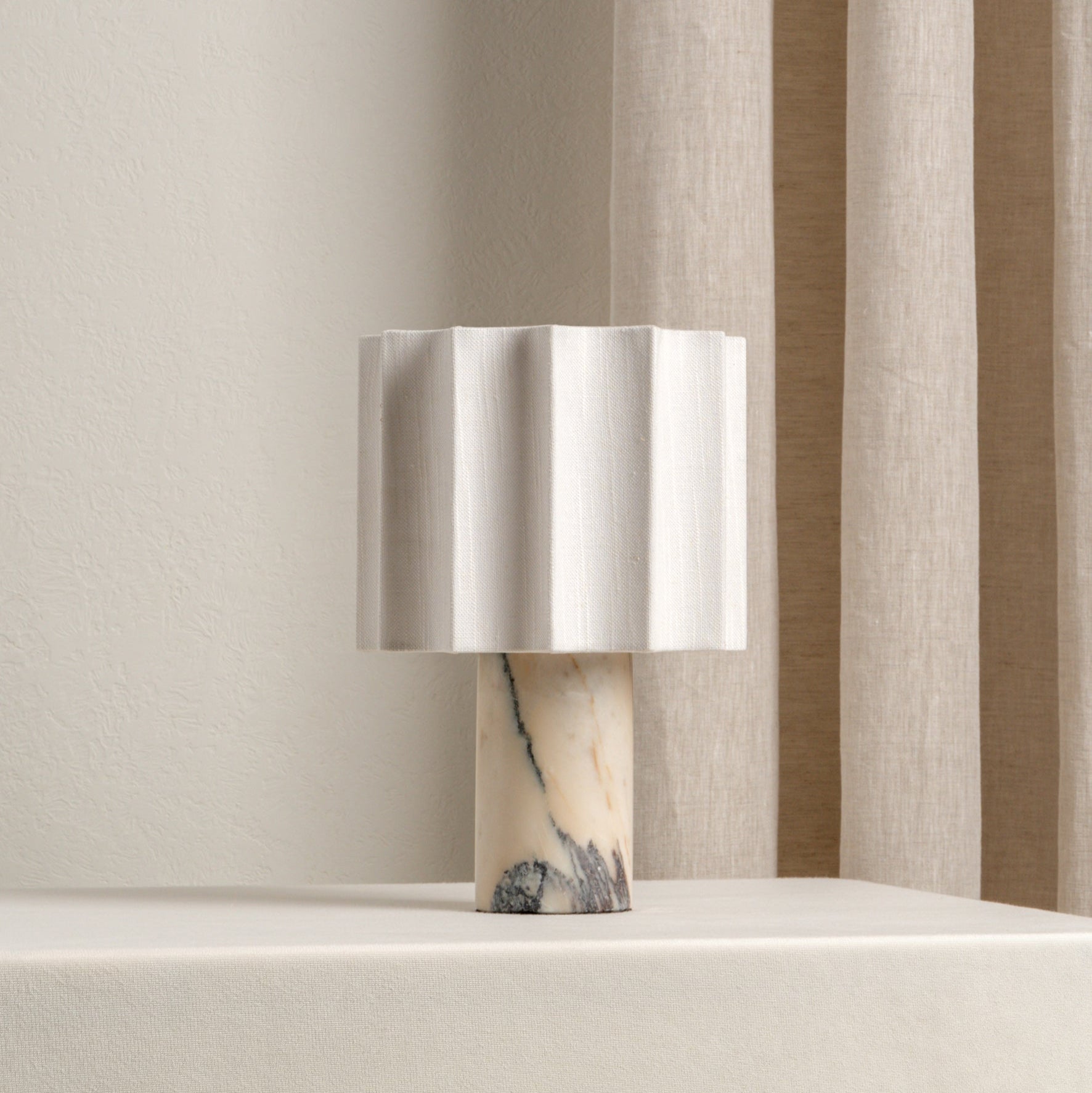 Wiederaufladbare Tischlampe aus Calacatta-Marmor-Aster Selection