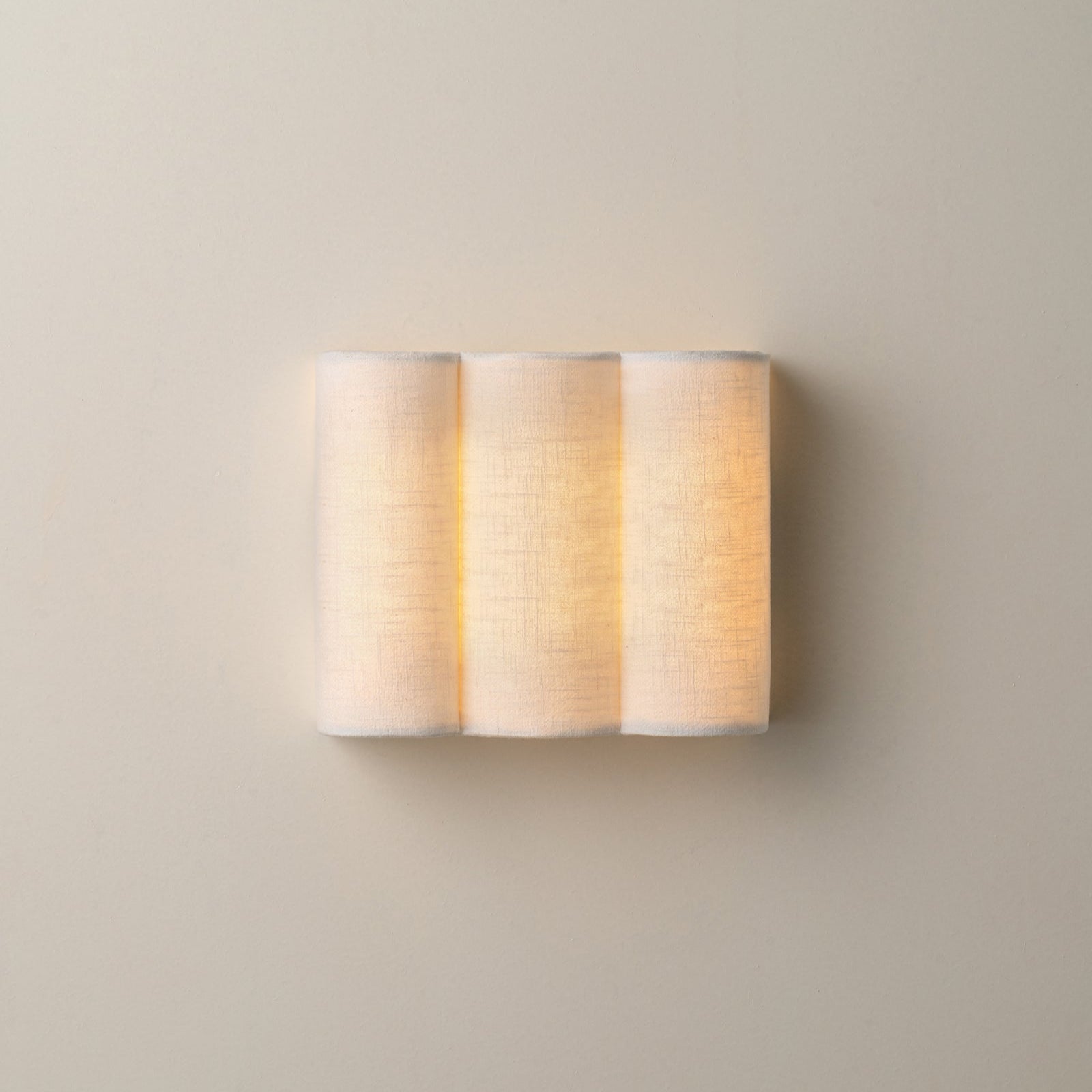 Wandleuchte mit gewelltem Leinenmuster