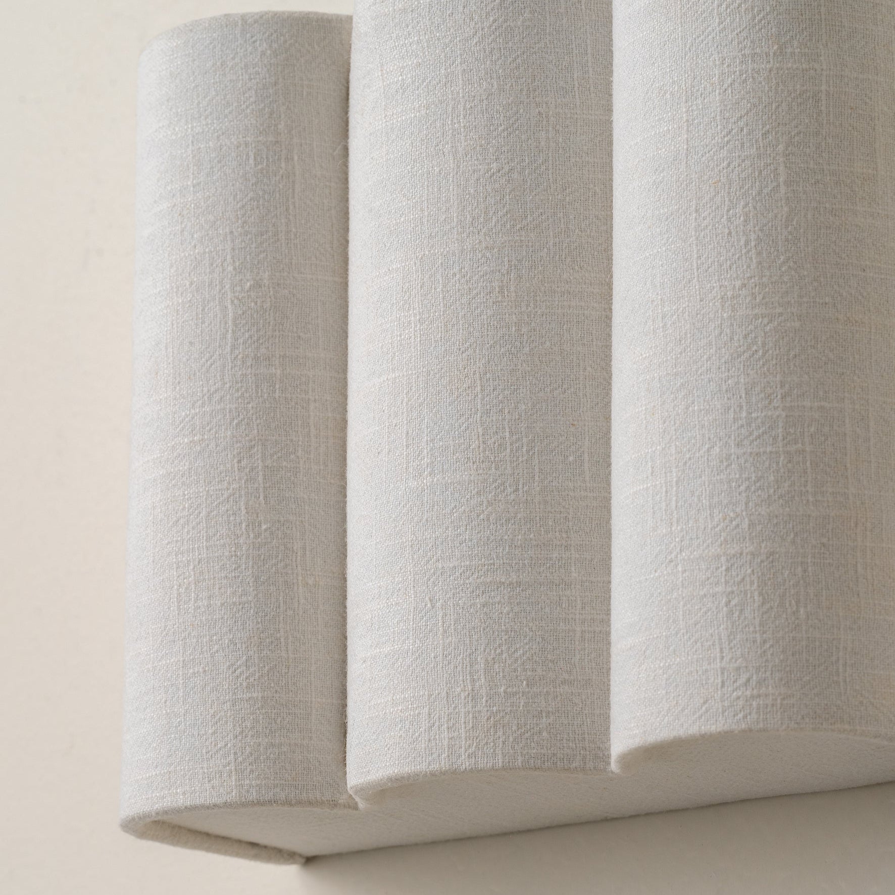 Wandleuchte mit gewelltem Leinenmuster