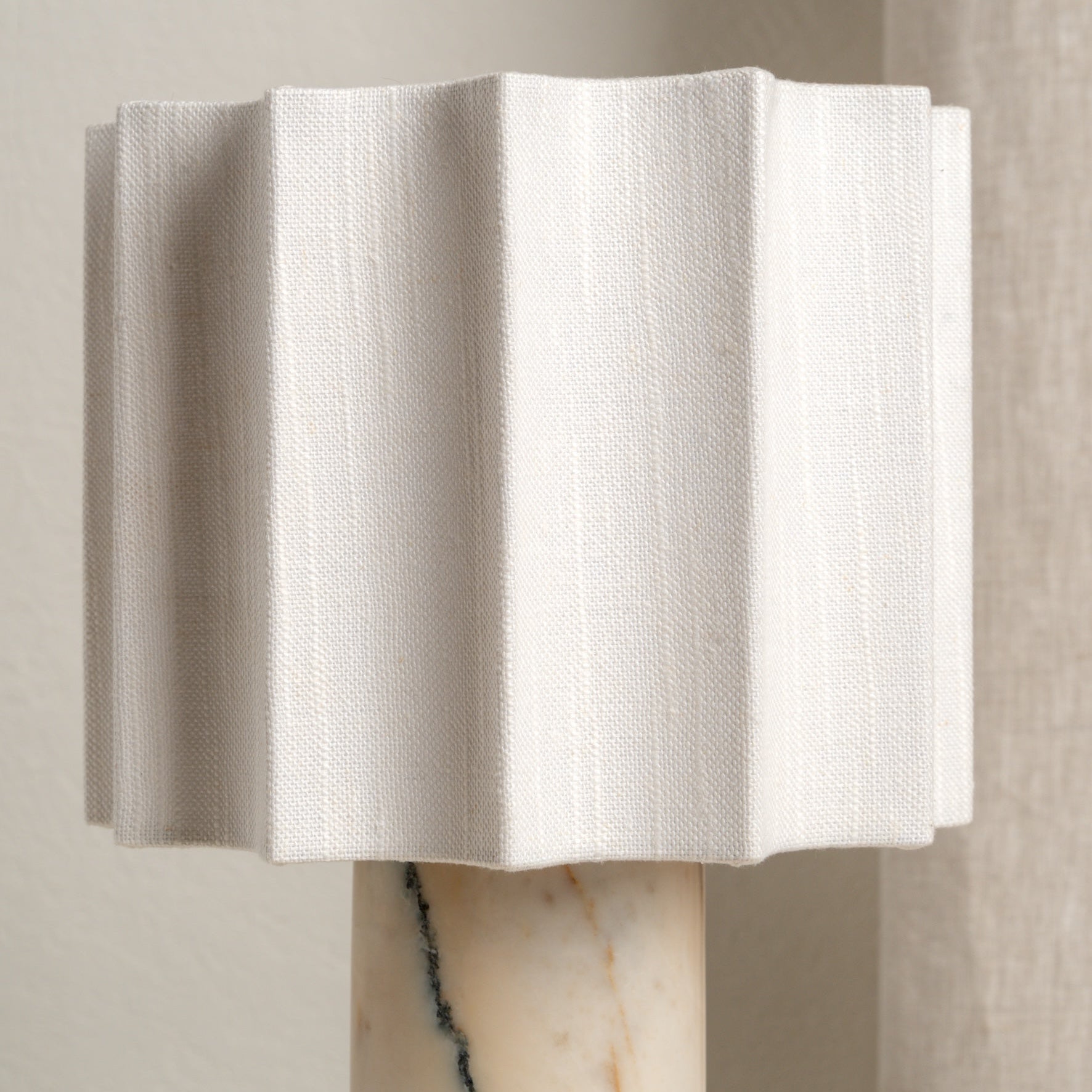 Wiederaufladbare Tischlampe aus Calacatta-Marmor-Aster Selection