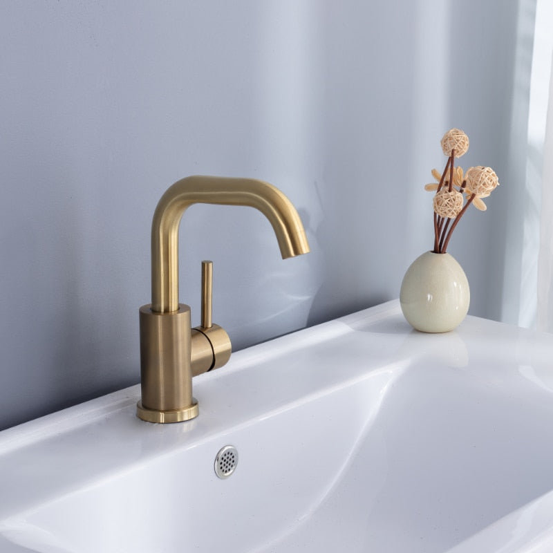 Elegant brass bathroom faucet – style & function