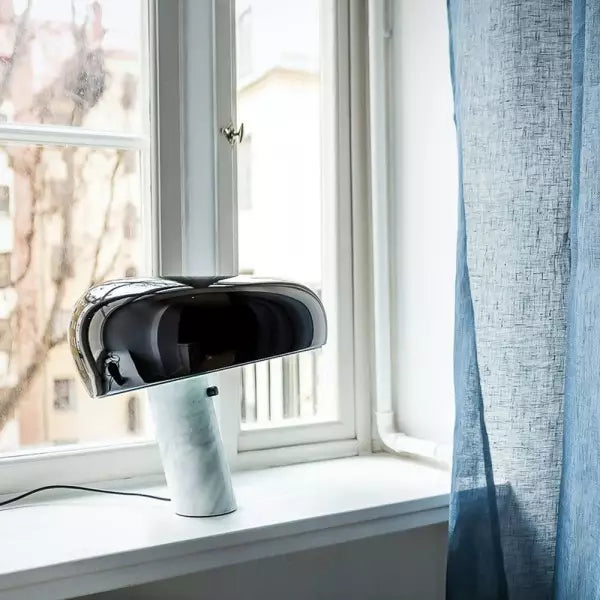 Ikonische Tischleuchte mit Marmorsockel