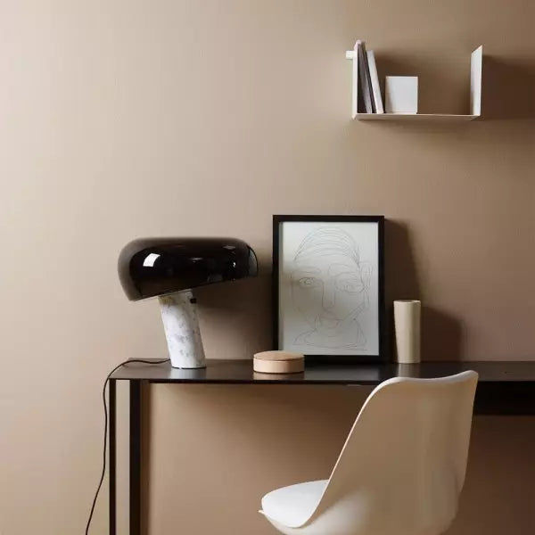 Ikonische Tischleuchte mit Marmorsockel