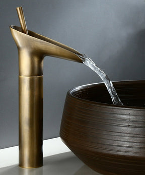 Orientalische Wasserfall-Armatur – Exquisites Design