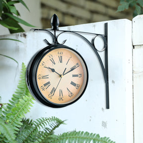 Vintage Doppelseitige Wanduhr in Schwarz