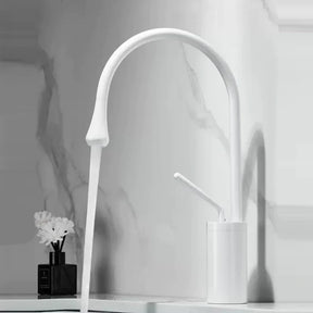 Eleganter Wasserfall-Wasserhahn im Tropfen-Design