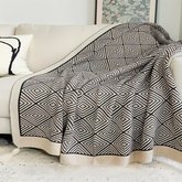 Trendy blanket with geometric pattern – warm &amp; stylish