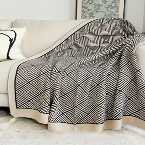 Trendy blanket with geometric pattern – warm &amp; stylish