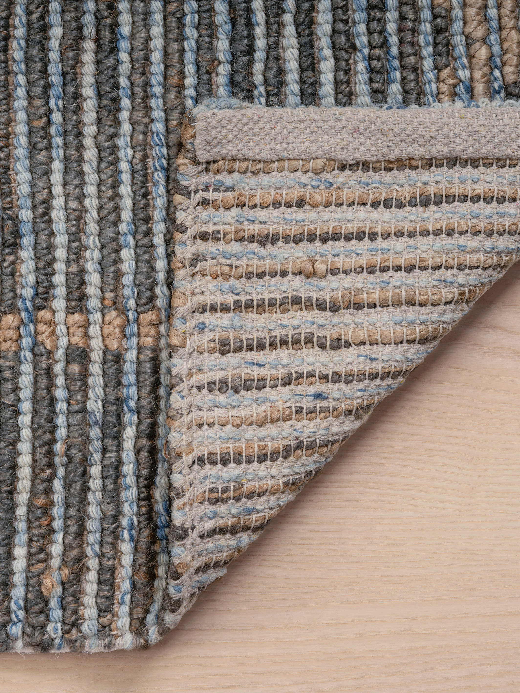 Teppich Wohnzimmer 200x300 in Blau aus Wolle Jute Baumwolle mit geometrischem Muster als moderner handgewebter Naturteppich