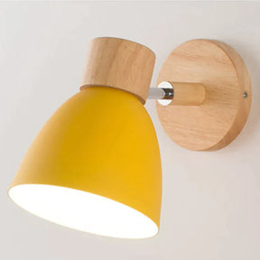 Holzerne Wandlampe