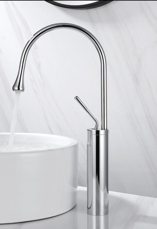 Eleganter Wasserfall-Wasserhahn im Tropfen-Design