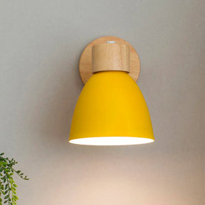 Holzerne Wandlampe