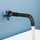 Wandmontierte Wasserfall-Armatur