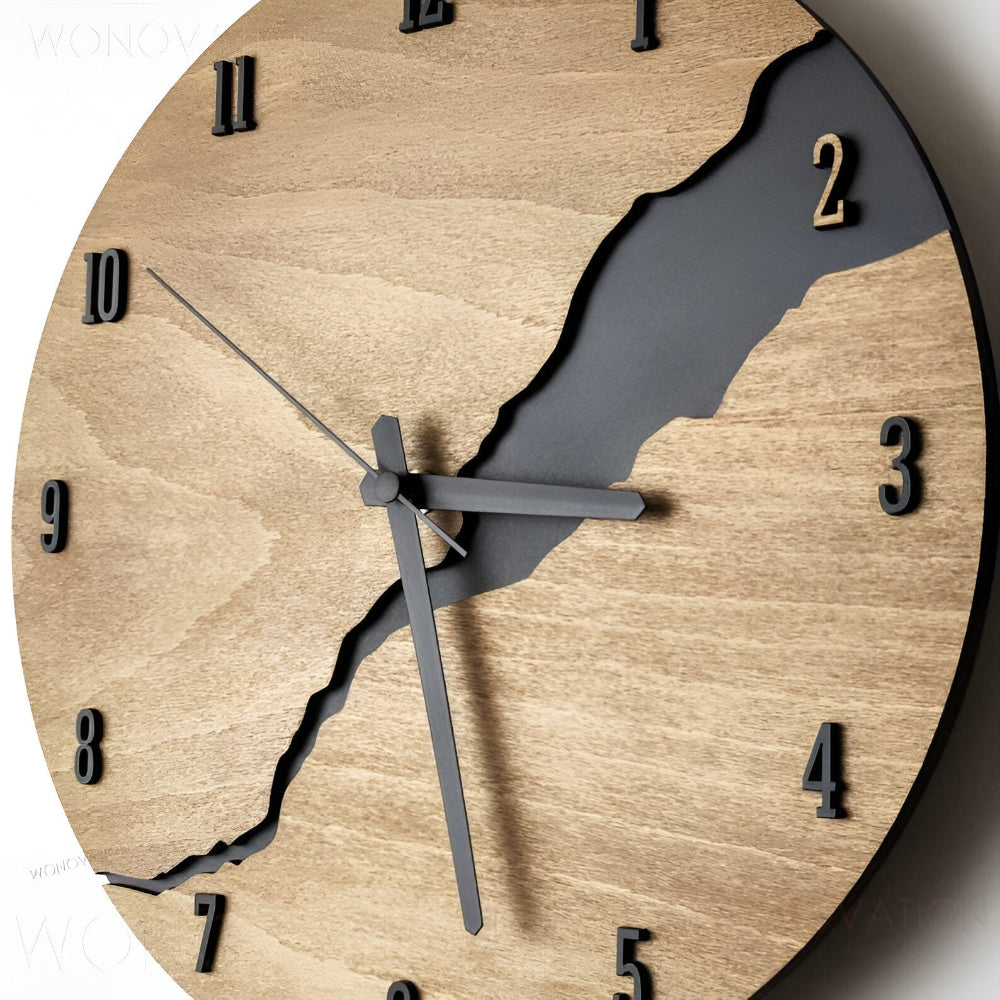 Rustikale Wanduhr aus Holz von Oakmere