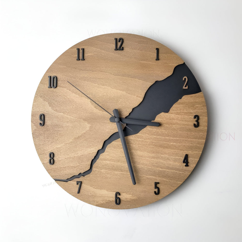 Rustikale Wanduhr aus Holz von Oakmere