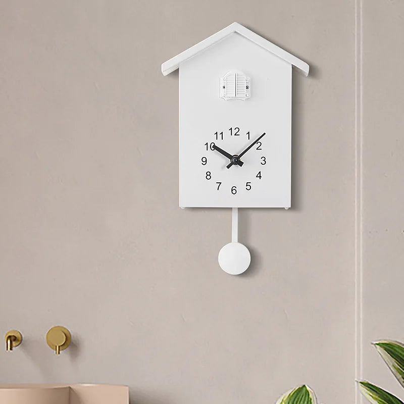 Moderne Kuckucks-Wanduhr