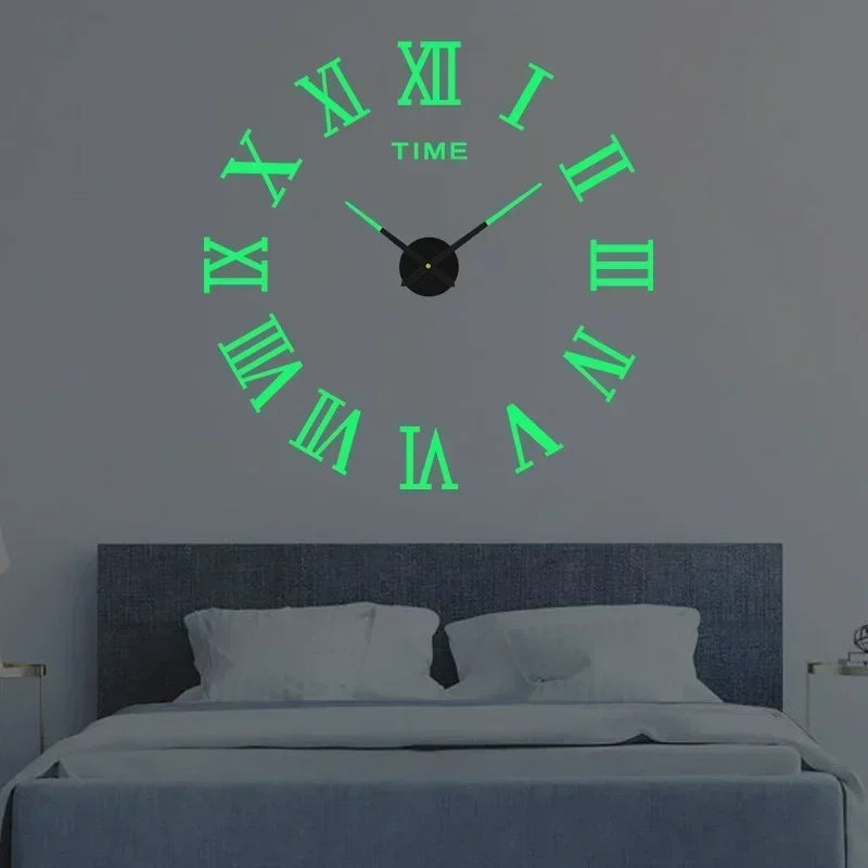 Wanduhr mit römischen Ziffern und Spiegel