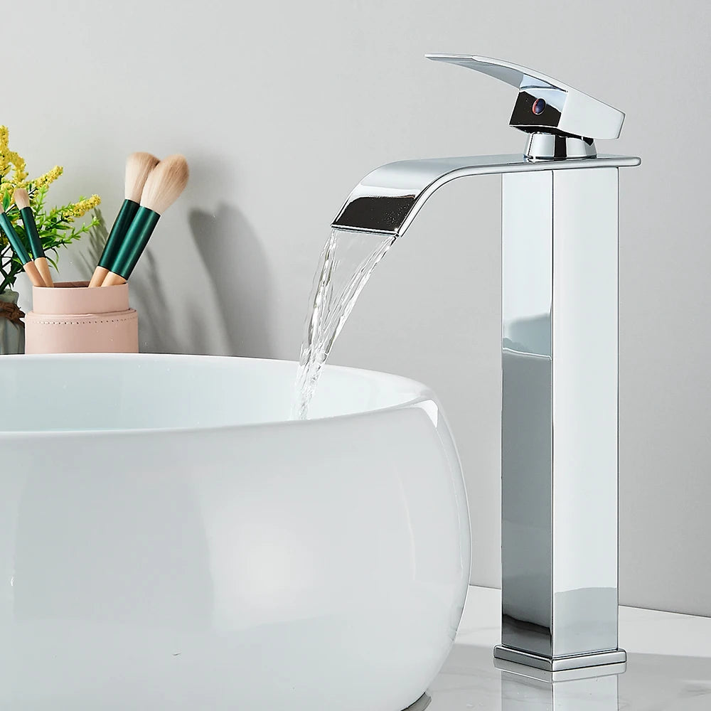Wasserfall-Waschtischarmatur mit Ausziehbrause