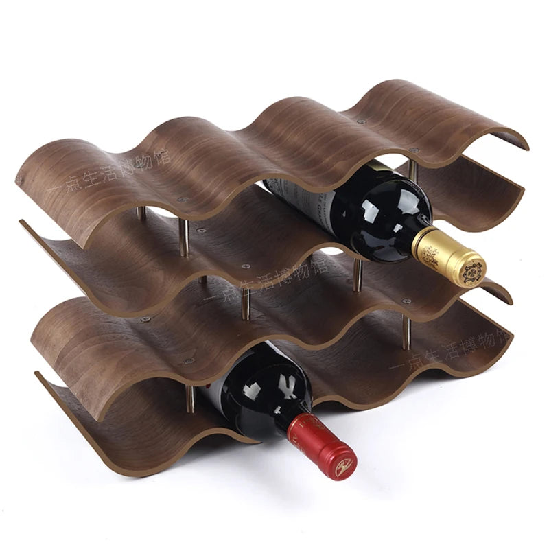 Weinregal aus massivem, wellenförmigem Holz für den Tisch