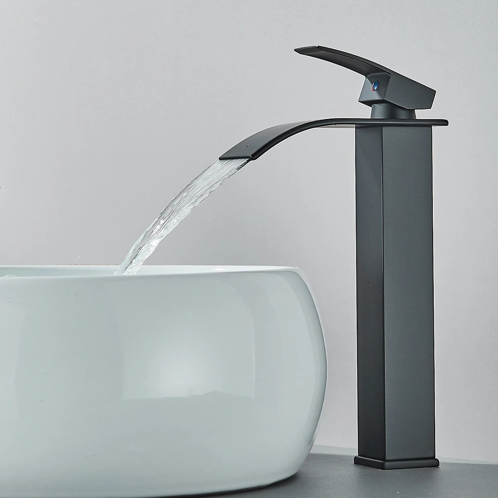 Wasserfall-Waschtischarmatur mit Ausziehbrause