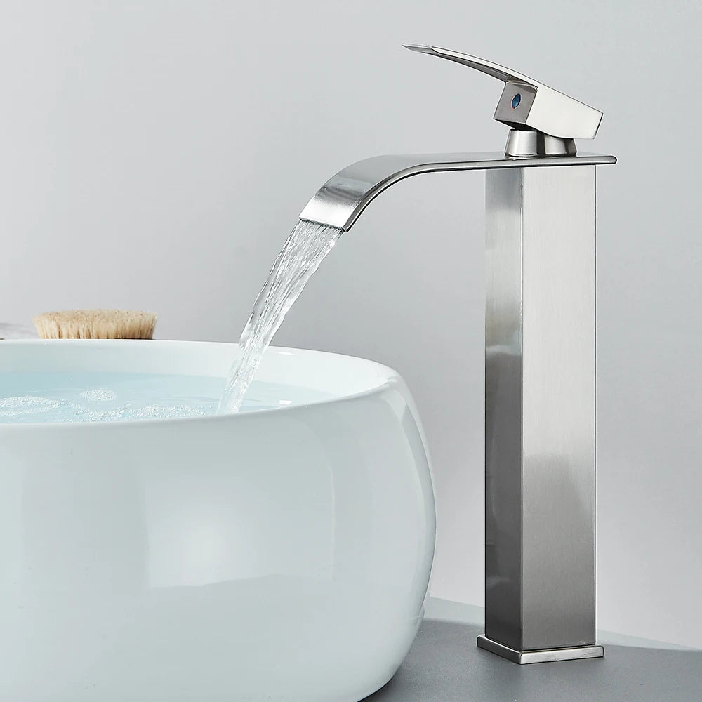 Wasserfall-Waschtischarmatur mit Ausziehbrause