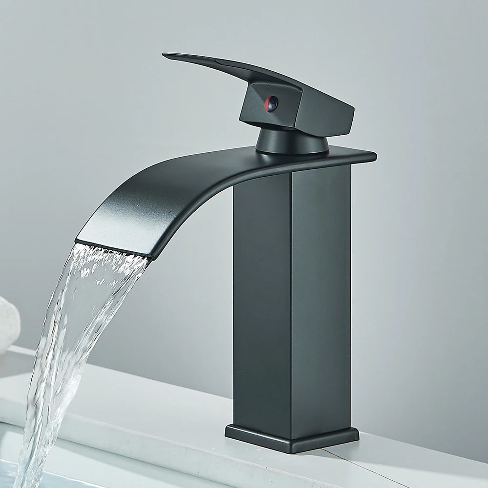 Wasserfall-Waschtischarmatur mit Ausziehbrause