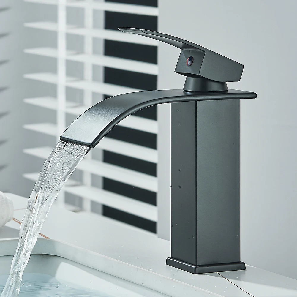 Wasserfall-Waschtischarmatur mit Ausziehbrause