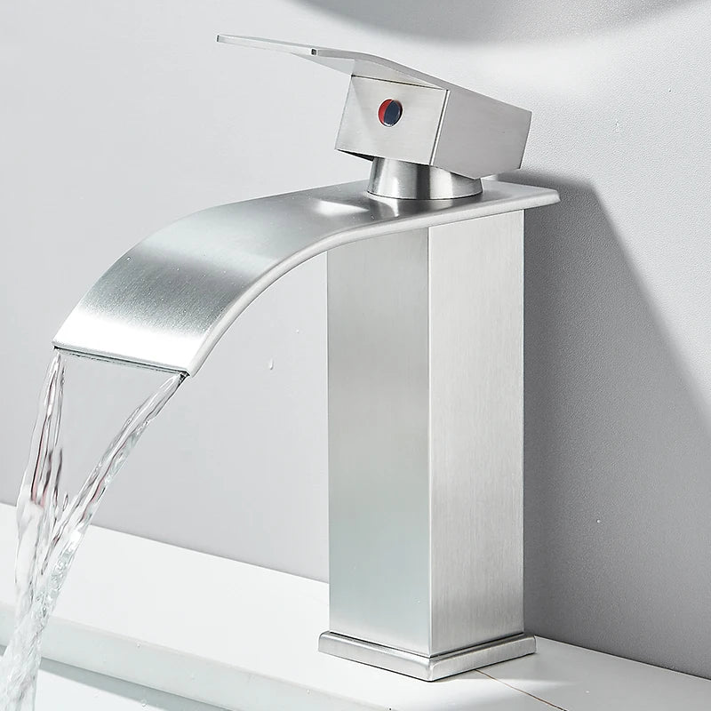 Wasserfall-Waschtischarmatur mit Ausziehbrause