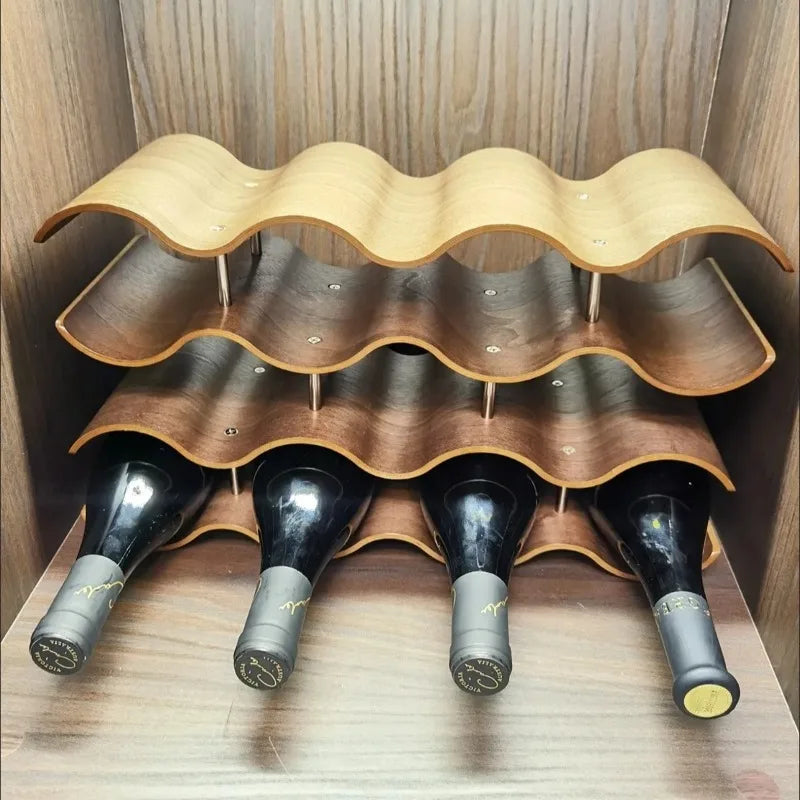 Wellenförmiges, vierstöckiges Weinregal aus Holz