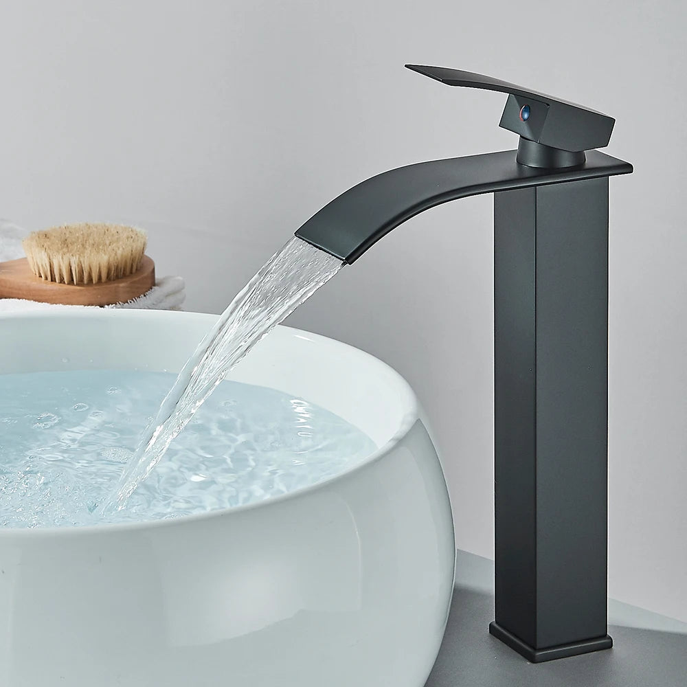 Wasserfall-Waschtischarmatur mit Ausziehbrause