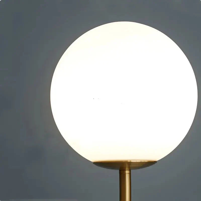 Stehlampe mit Glaskugel – Stilvoll & Zeitlos