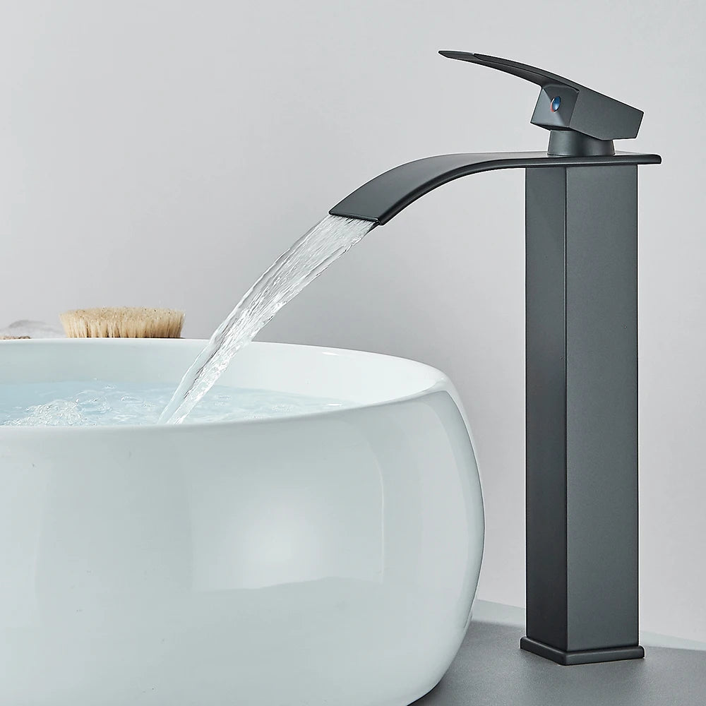 Wasserfall-Waschtischarmatur mit Ausziehbrause
