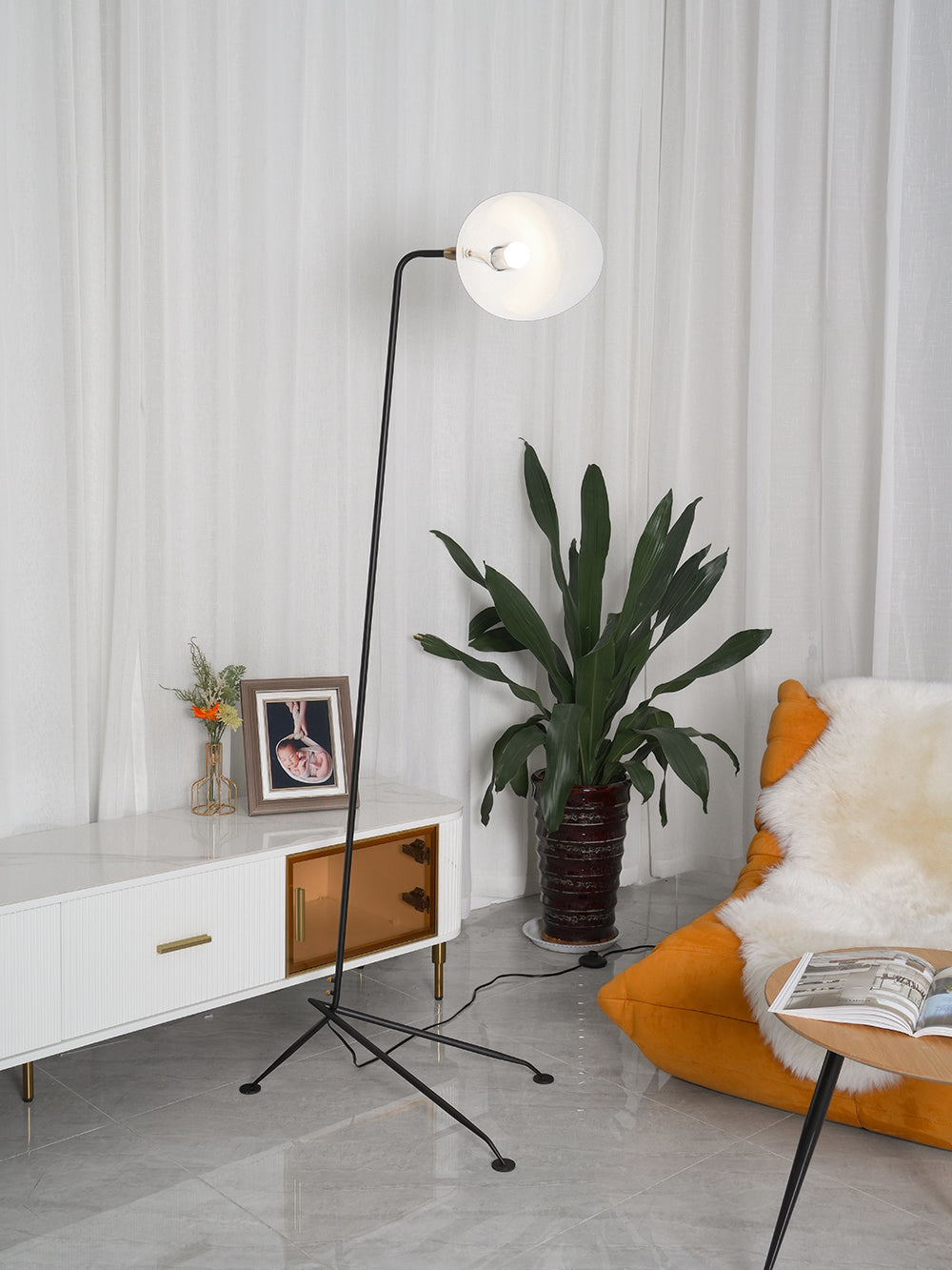 Moderne Stehlampe – Ikonisches Design