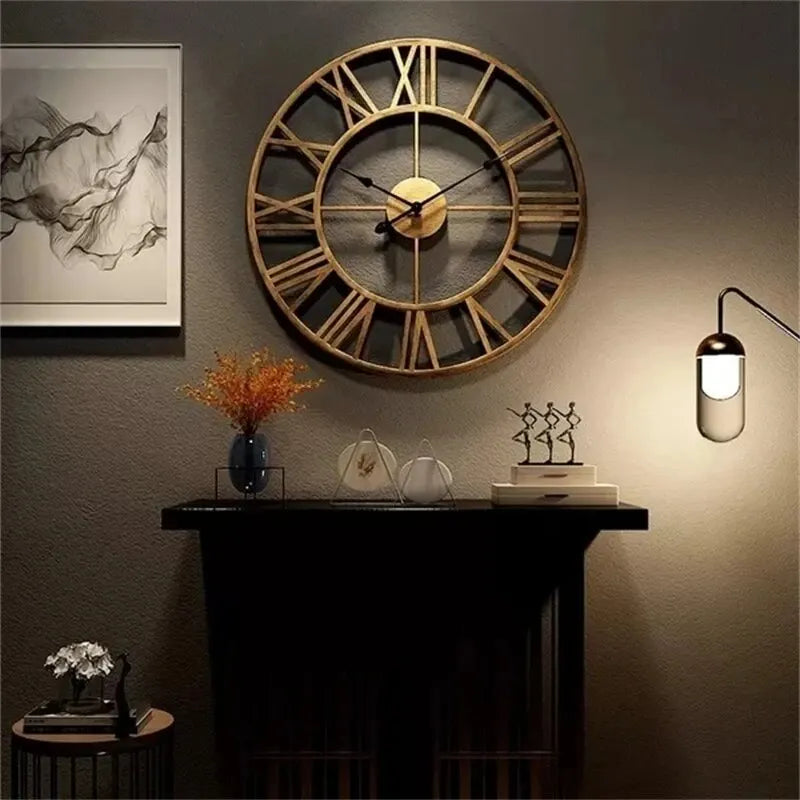 Vintage-Wanduhr aus Metall mit römischen Ziffern