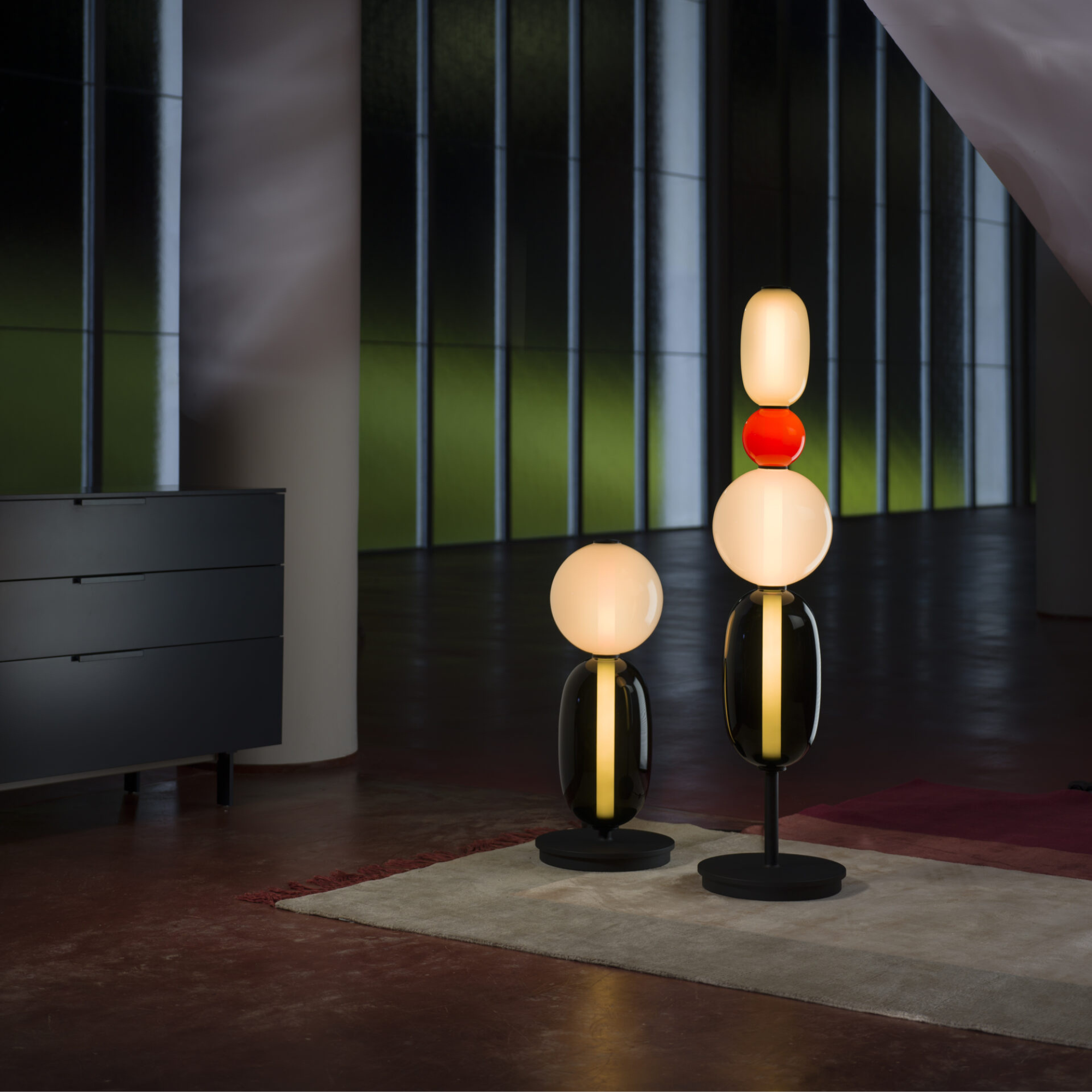 Elegante Stehlampe mit buntem Glas