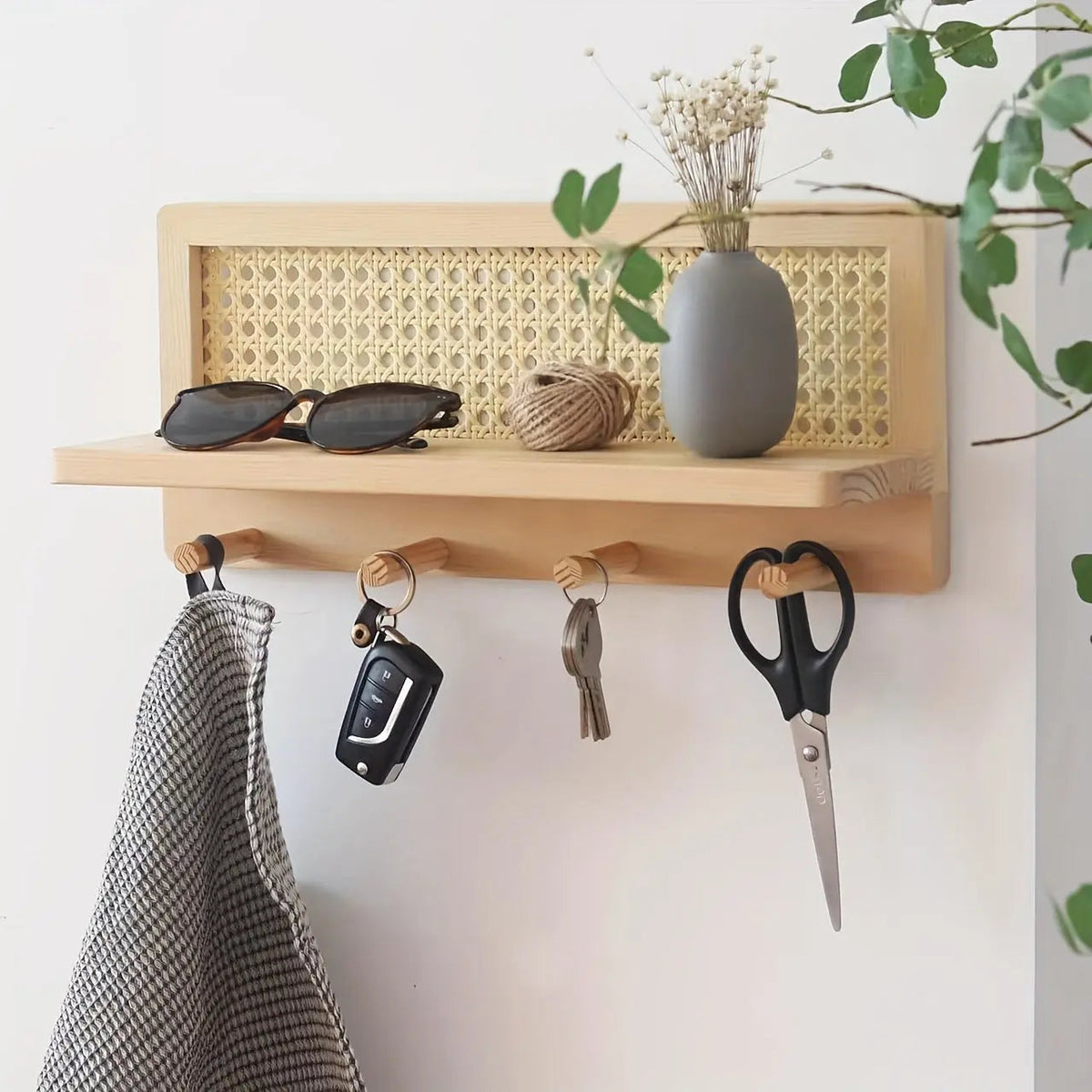 Multifunktionales Wandregal mit Haken – Perfekt für Garderobe & Deko