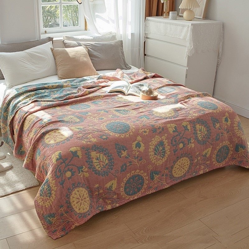 Lichte mousseline bedsprei met bloemmotief