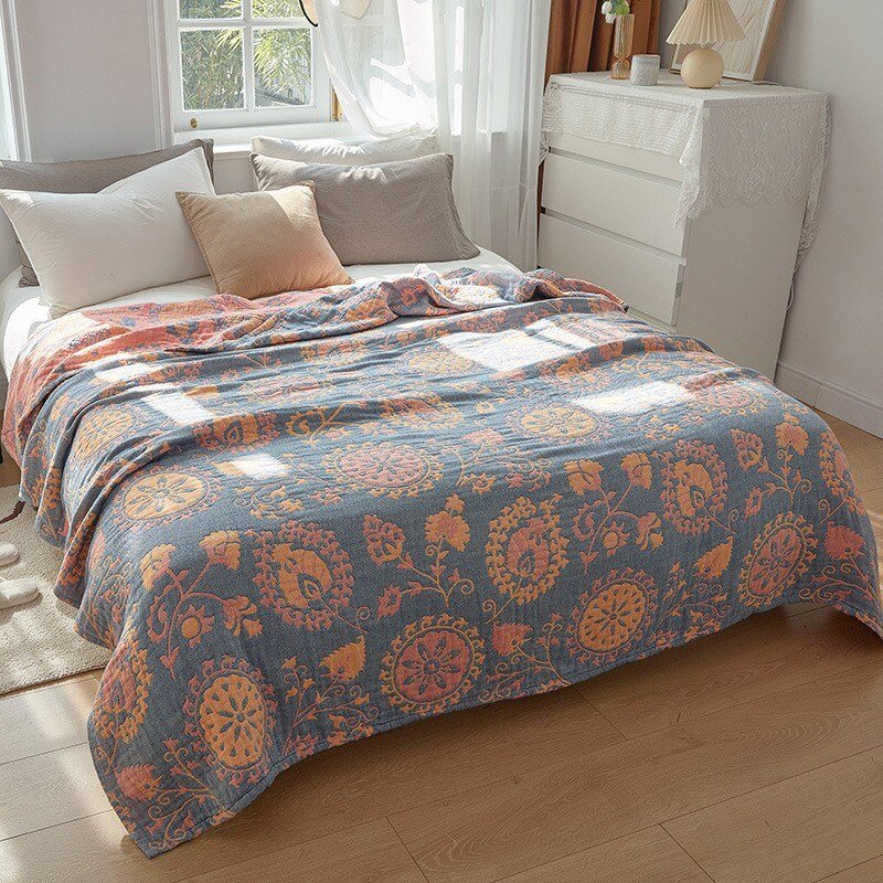 Lichte mousseline bedsprei met bloemmotief