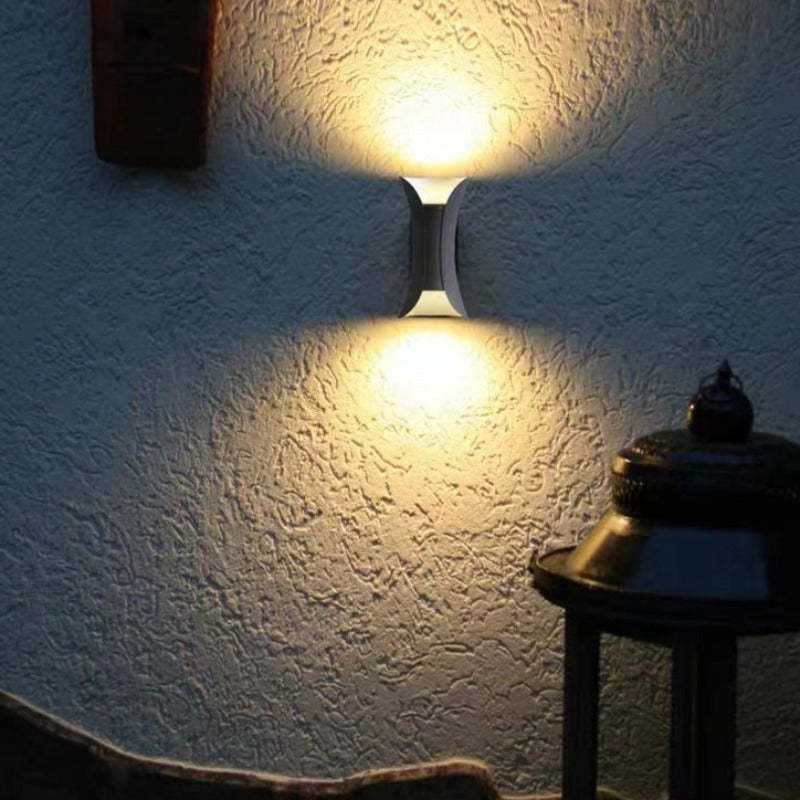 Geschwungene LED Außenwandleuchte