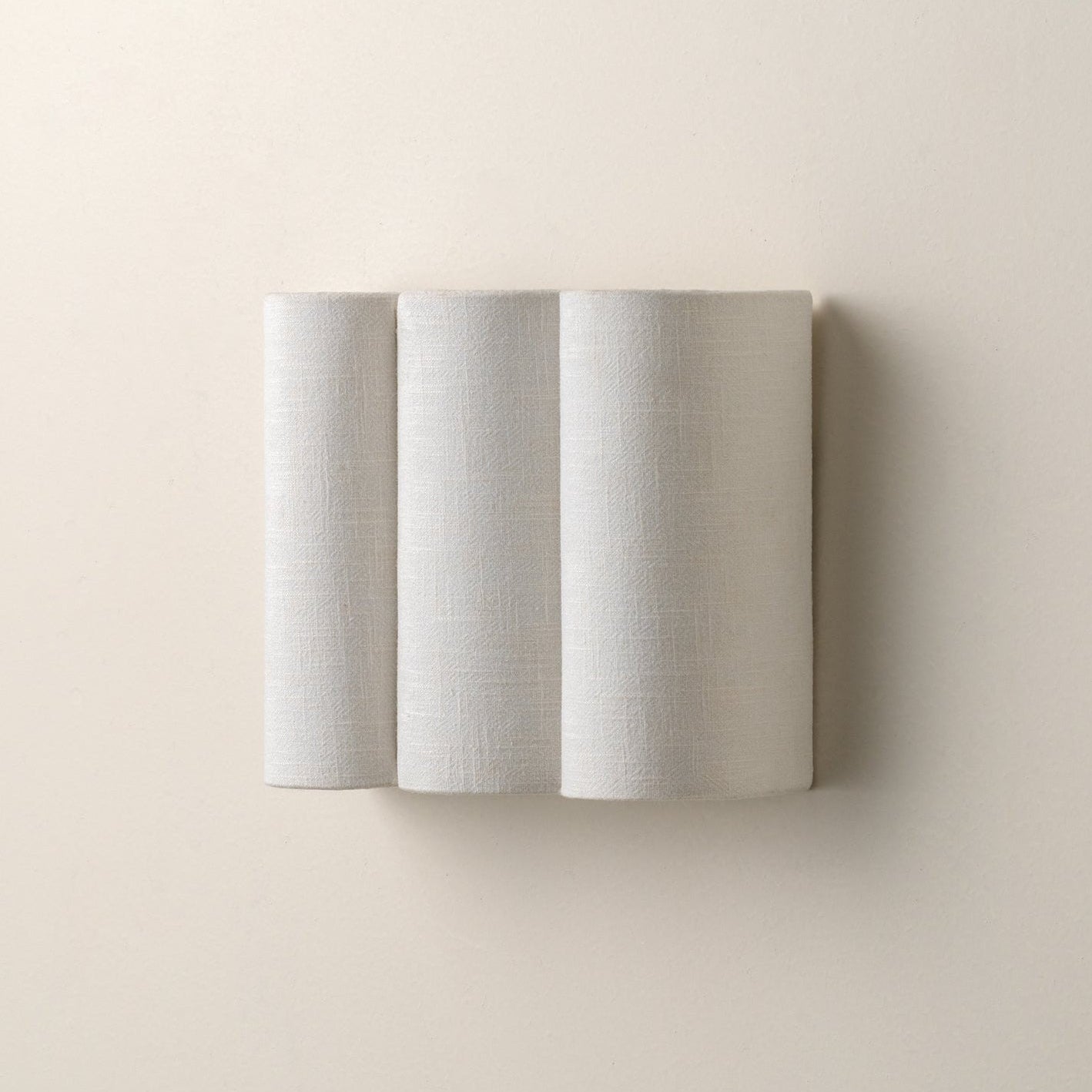 Wandleuchte mit gewelltem Leinenmuster