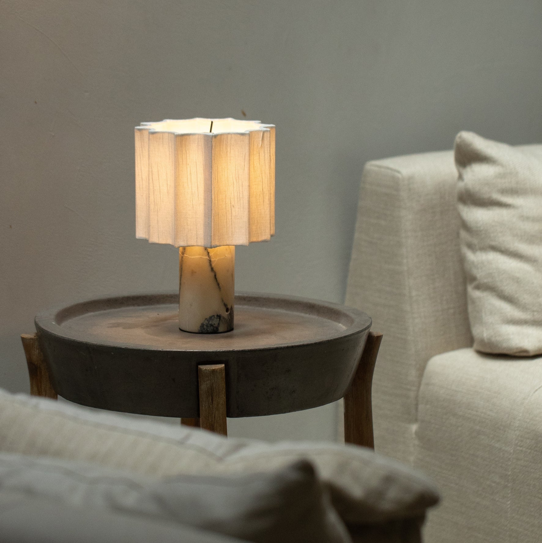 Wiederaufladbare Tischlampe aus Calacatta-Marmor-Aster Selection