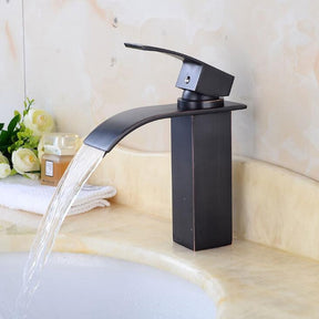 Eleganter Wasserfall-Wasserhahn – Modern & Luxuriös