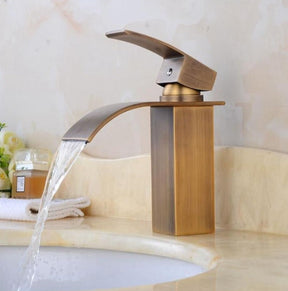 Eleganter Wasserfall-Wasserhahn – Modern & Luxuriös